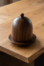 Contenedor Koa Madera Sólida sobre mesa de madera