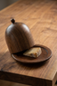 Contenedor Koa Madera Sólida entreabierto con queso