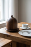 Contenedor Koa Madera Sólida en mesa con plato y taza para referencia de tamaño