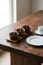 Salsero Sisal en mesa con plato y taza para referencia de tamaño