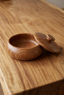Tortillero Ceiba Madera Sólida tapa abierta en mesa de madera